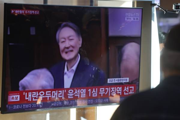 ▲지난 19일 서울역 대합실에서 시민들이 12·3 비상계엄 관련 내란 우두머리 혐의로 기소된 윤석열 전 대통령에 대한 1심 선고공판 TV 생중계를 시청하고 있다. 이날 서울중앙지법 형사합의25부(지귀연 부장판사)는 윤 전 대통령에게 무기징역을 선고했다. ⓒ연합뉴스