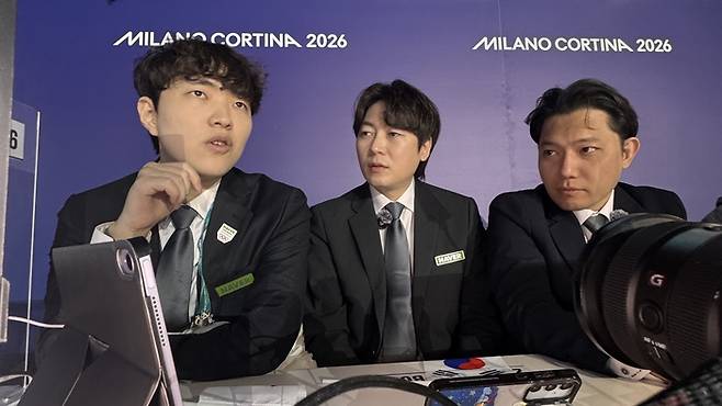 인기 스트리머 따효니, 네클릿, 승우아빠(왼쪽부터)가 밀라노·코르티나담페초 동계올림픽 쇼트트랙 경기 중계를 하고 있다. 네이버