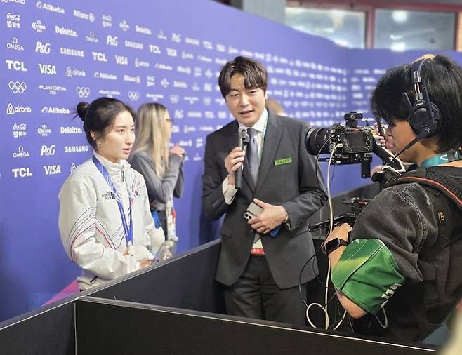 스트리머 네클릿(오른쪽)이 동계올림픽 쇼트트랙 여자 1500m 금메달을 딴 김길리와 인터뷰를 진행하고 있다. 네이버