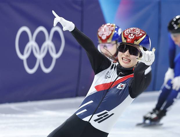 김길리가 20일(현지 시간) 이탈리아 밀라노 아이스스케이팅 아레나에서 열린 2026 밀라노ㆍ코르티나담페초 동계올림픽 쇼트트랙 여자 1500m 결선에서 1위로 골인하며 세리머니를 하고 있다. 연합뉴스
