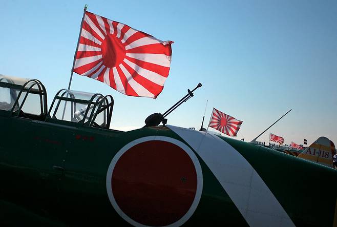 2013년 10월26일 미국 텍사스주 휴스턴의 에어쇼에서 일제 해군기 모형에 욱일기가 꽂힌 모습 ⓒ연합뉴스