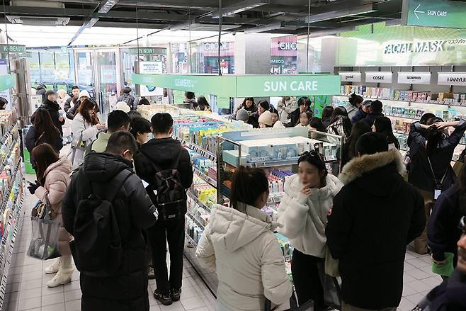 1월11일 서울의 한 화장품 매장에서 관광객들이 쇼핑을 하고 있다. ⓒ연합뉴스
