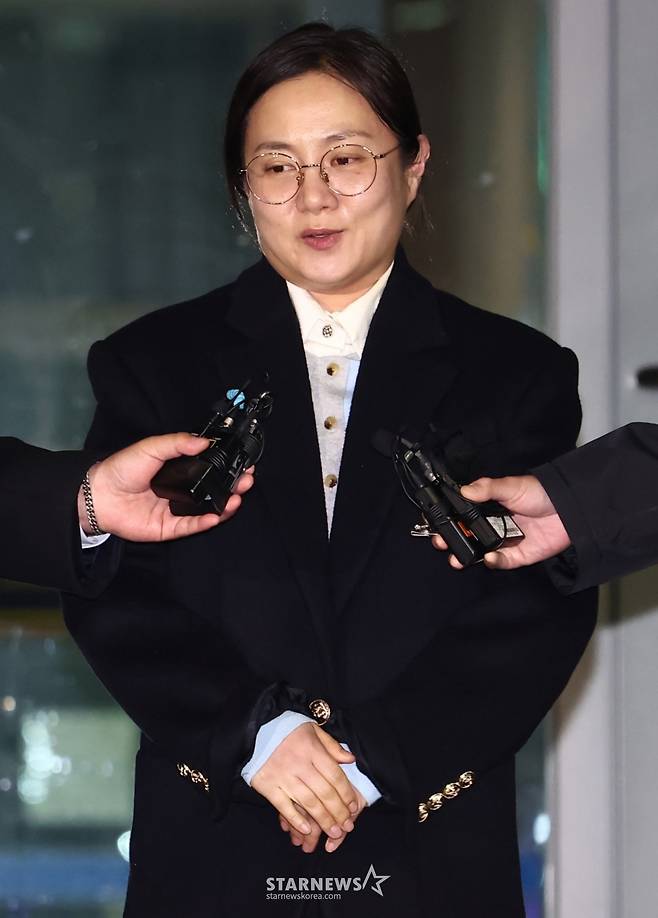 (서울=뉴스1) 김민지 기자 = 전직 매니저들에게 갑질을 했다는 등의 의혹에 휩싸인 개그우먼 박나래가 20일 밤 서울 강남경찰서에서 피고발인 조사를 마치고 나오며 취재진 질의에 답변하고 있다. 2026.2.20/뉴스1 Copyright (C) 뉴스1. All rights reserved. 무단 전재 및 재배포, AI학습 이용 금지. /사진=(서울=뉴스1) 김민지 기자