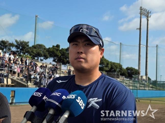 대표팀 류현진이 21일 일본 오키나와현 야에세의 고친다 구장에서 열린 2026 WBC 대비 한화와 연습경기를 승리로 이끌고 인터뷰에 응했다. /사진=김동윤 기자