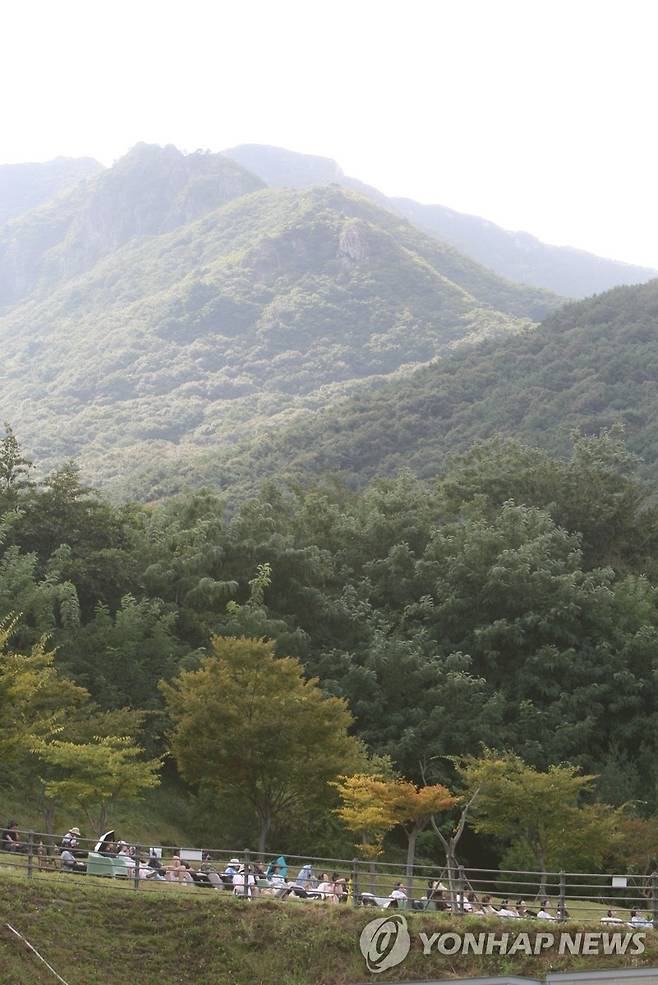 산중에서 즐기는 울산울주세계산악영화제 (울산=연합뉴스) 장영은 기자 = 주말 휴일인 27일 울산 울주군에서 열리는 국내 유일 국제산악영화제인 제10회 울산울주세계산악영화제가 개막 이틀째를 맞은 가운데 행사장에는 관람객 발길이 이어지고 있다. 2025.9.27 young@yna.co.kr