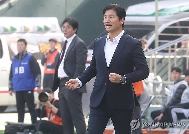 '전북 데뷔' 정정용 감독 (전주=연합뉴스) 나보배 기자 = 21일 전북 전주월드컵경기장에서 열린 '쿠팡플레이 K리그 슈퍼컵 2026' 전북 현대와 대전 하나 시티즌 경기에서 전북 정정용 감독이 선수들에게 지시하고 있다. 2026.2.21 warm@yna.co.kr