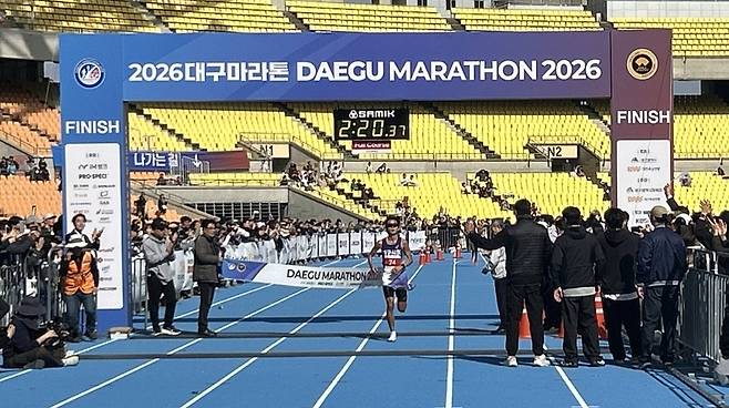 국내 선수 중 1위인 대구시청 소속 이동진 선수가 피니쉬 라인을 통과하고 있다.