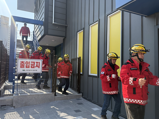 ▲ 22일 오전 10시께 동구 산불대응센터 대원들이 일제히 출동하는 모습. 이유경 기자