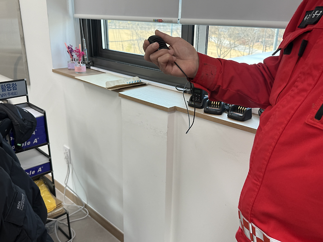 ▲ 22일 오전 동구 산불대응센터에서 지휘관이 무전기를 통해 상황을 전파하고 있는 모습. 이유경 기자