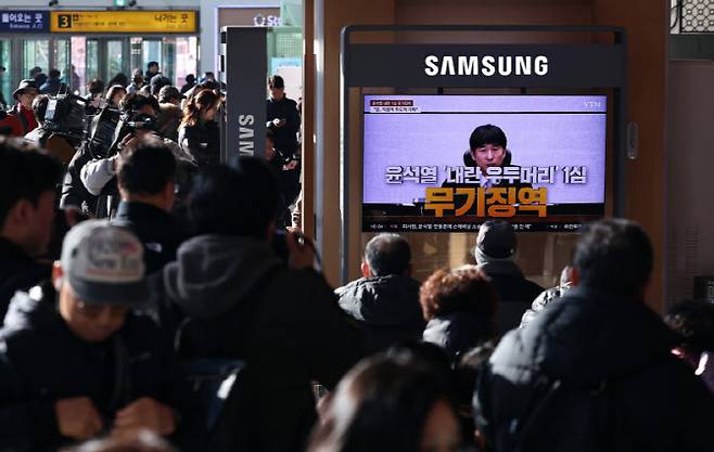 지난 19일 오후 서울역 대합실에 설치된 TV를 통해 윤석열 전 대통령의 내란 우두머리 혐의 1심 선고가 생중계 되고 있다.(사진=뉴스1)
