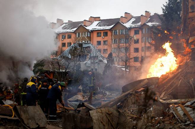 22일(현지시간) 우크라이나 키이우에서 러시아의 드론 및 미사일 공습으로 파손된 주거용 건물 현장에서 소방관들이 작업을 하고 있다. (사진=로이터)