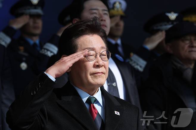 이재명 대통령이 20일 충남 계룡대 대연병장에서 열린 육·해·공군 사관학교 통합임관식에서 거수경례를 하고 있다. 2026.2.20 ⓒ 뉴스1 이재명 기자