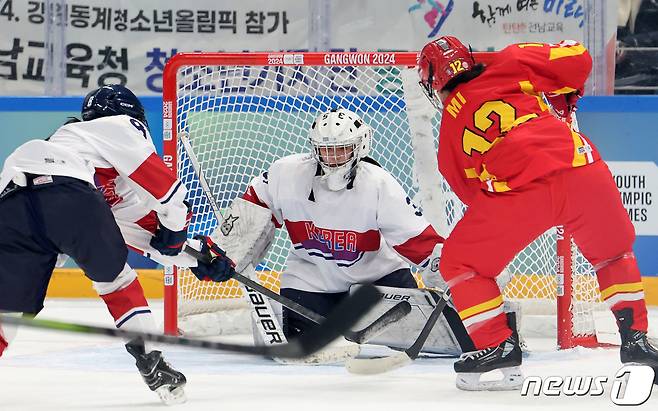 2024년 1월 20일 강원 강릉시 강릉하키센터에서 열린 아이스하키 여자 3대3 조별 예선 대한민국과 중국의 경기 모습. ⓒ 뉴스1 김진환 기자