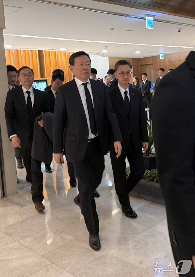 22일 신동빈 롯데 회장이 서울 신촌 세브란스병원 장례식장에 마련된 누나 신영자 롯데재단 의장의 빈소에서 조문 후 나오고 있다. ⓒ News1 윤수희 기자