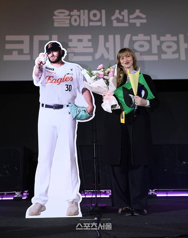 한화 코디 폰세의 아내 엠마 폰세(오른쪽)가 4일 서울 영등포구 타임스퀘어 CGV 영등포 스크린X관에서 열린 ‘제39회 스포츠서울 올해의 상’에서 올해의 선수상을 대리 수상한 뒤 남편의 등신대를 놓고 기념촬영을 하고 있다. 영등포 | 박진업 기자 upandup@sportsseoul.com