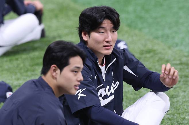 곽빈이 서울 고척스카이돔에서 K베이스볼 시리즈 체코와 평가전에 앞서 문동주와 함께 훈련하고 있다. 사진 | 연합뉴스