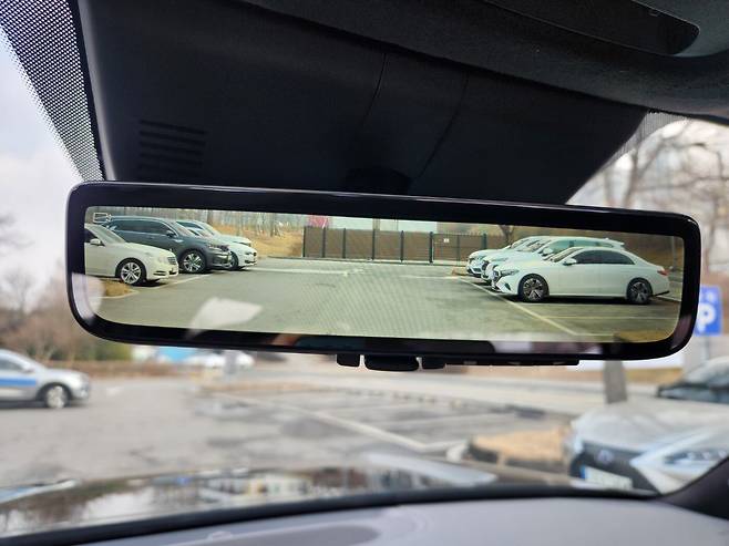 팰리세이드 하이브리드의 디지털 센터 미러. 적재 공간의 짐을 쌓아올려 시야가 방해되는 것을 막기 위해 후방 카메라 기능이 적용됐다. /진상훈 기자
