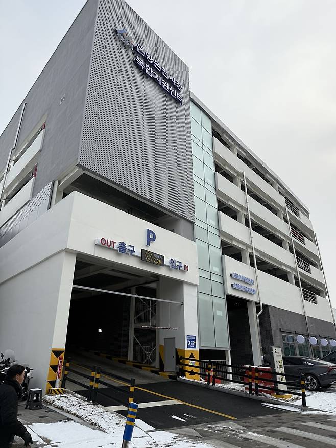 온양온천시장 복합지원센터 공영주차장 입구 모습. 아산시 제공