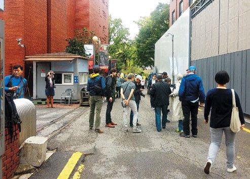 도코모모 세계대회의 일환으로 서울 대학로 아르코예술극장을 둘러보는 해외 건축가들. /사진=파이낸셜뉴스DB