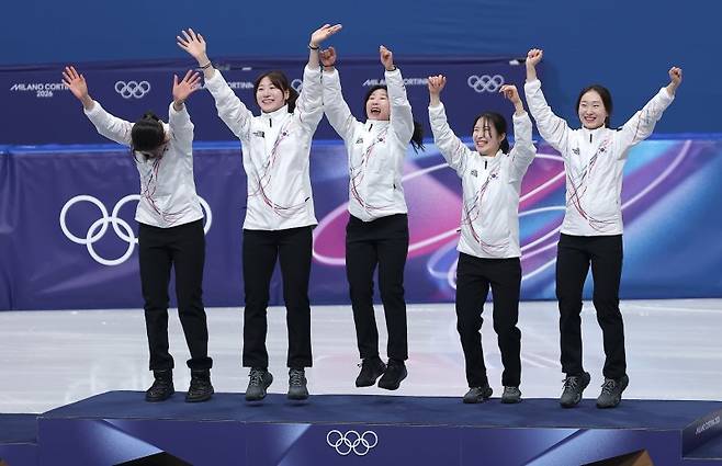 쇼트트랙 여자 3000m 계주 결승에서 금메달을 따낸 심석희(왼쪽부터), 노도희, 이소연, 김길리, 최민정이 18일(현지시간) 이탈리아 밀라노 아이스스케이팅 아레나에서 열린 2026 밀라노·코르티나담페초 동계올림픽 쇼트트랙 여자 3000m 계주 시상식에서 시상대에 오르고 있다.뉴스1