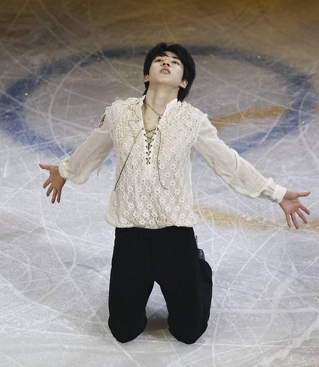 피겨스케이팅 차준환이 21일(현지 시간) 이탈리아 밀라노 아이스 스케이팅 아레나에서 열린 피겨스케이팅 갈라쇼에서 연기를 펼치고 있다. 뉴시스