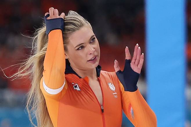 네덜란드 스피드스케이팅 유타 레이르담이 15일(현지시간) 이탈리아 밀라노 스피드스케이팅 스타디움 열린 2026 밀라노·코르티나담페초 동계올림픽 스피드스케이팅 여자 500m를 마친 후 관중석을 향해 인사하고 있다.뉴스1