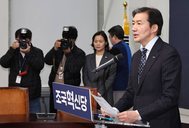 조국 조국혁신당 대표가 11일 국회에서 더불어민주당과의 합당문제에 대한 입장을 밝히고 있다. 윤운식 선임기자 yws@hani.co.kr