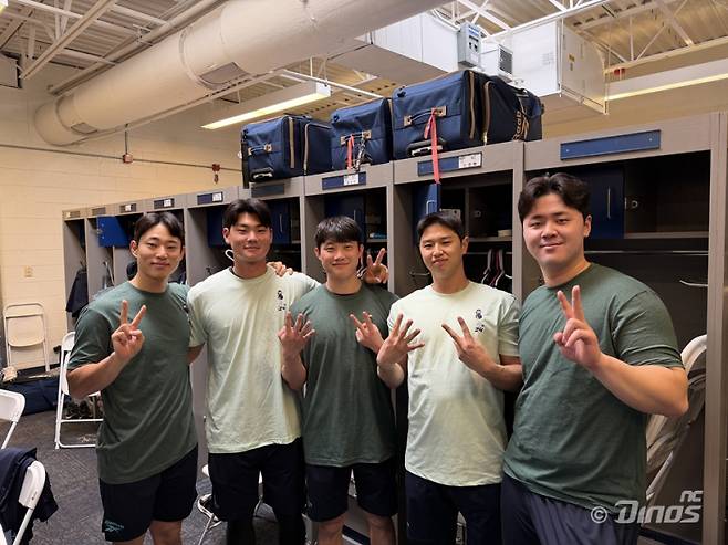 데이비슨이 선물한 티셔츠를 입은 김한별, 김주원, 최정원, 오태양, 김형준 선수(왼쪽부터)