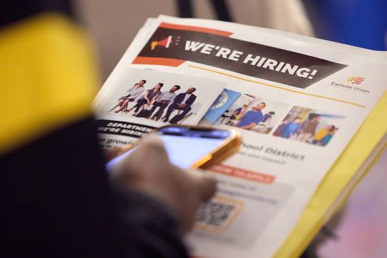 지난해 4월 17일 미국 캘리포니아주 로스앤젤레스에서 열린 취업 박람회에서 구직자가 한 회사의 채용 서류를 읽고 있는 모습. EPA=연합뉴스
