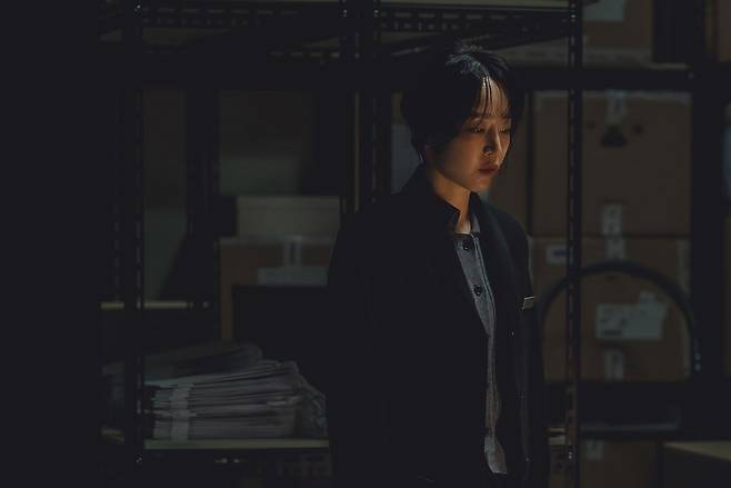 신혜선은 반짝이는 김은재ㆍ사라킴 뿐 아니라 평범한 백화점 직원 목가희(사진)도 연기했다. 사진 넷플릭스