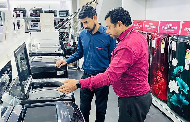 LG전자는 인도 현지 고객의 취향과 라이프스타일, 구매력을 감안해 전용 가전 ‘에센셜 시리즈(Essential Series)’를 선보이고 있다. 현지 가전 매장에서 판매 중인 에센셜 시리즈의 모습. LG전자 제공