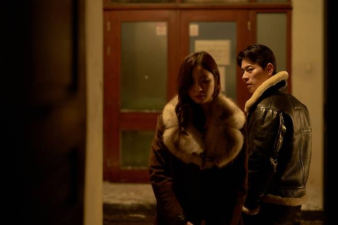 류승완 감독 영화 <휴민트>에서 채선화(신세경)를 찾아온 박건(박정민). NEW 제공