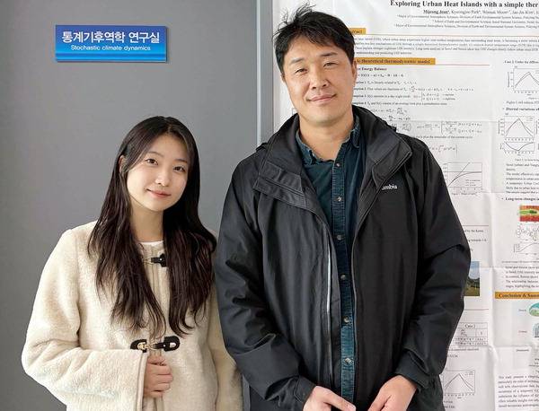 문우석(오른쪽) 교수와 전미정 연구원.