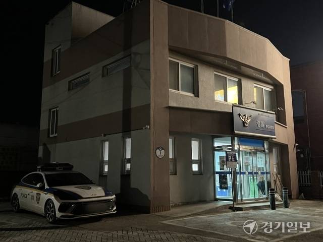 용인특례시 처인구 원삼파출소에서 순찰차 1대와 경찰 2명이 출입문을 잠근 채 근무하고 있다. 박소민기자