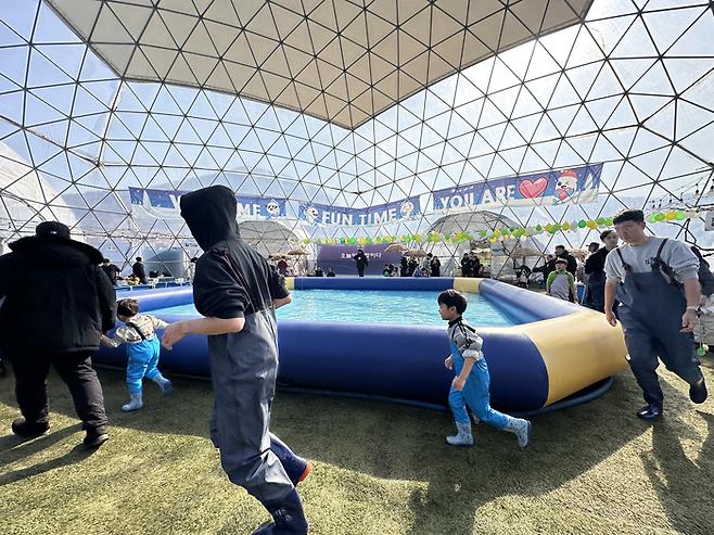 송어 맨손잡기를 즐기는 행사 참가자들. 윤성아 인턴기자.