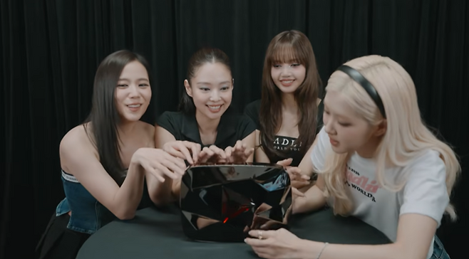 블랙핑크가 유튜브 구독자 1억명 돌파를 기념해 공개한 감사 영상에서 레드 다이어몬드 버튼을 바라보고 있다. <블랙핑크 유튜브 캡처>
