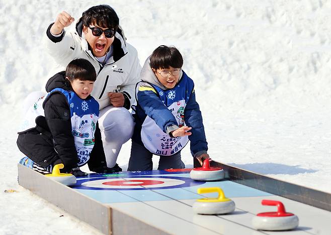 “영민~~~!!!” 어린이 여행객의 컬링체험