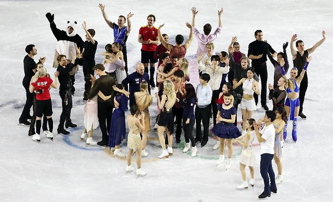 21일(현지 시간) 이탈리아 밀라노 아이스스케이팅 아레나에서 열린 2026 밀라노ㆍ코르티나담페초 동계올림픽 피겨스케이팅 갈라쇼에서 연기를 마친 선수들이 인사를 하고 있다. 연합뉴스