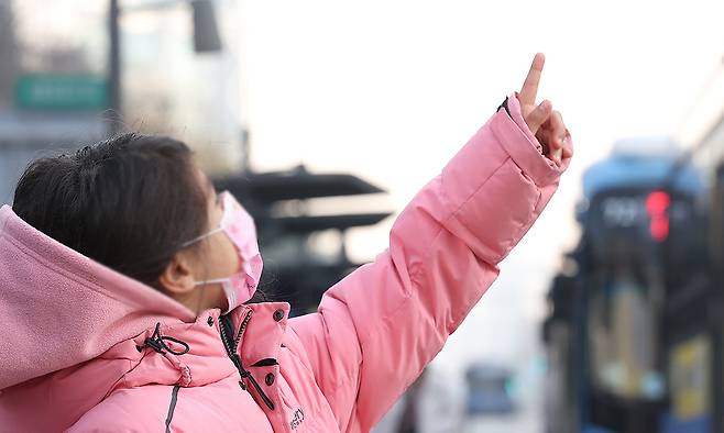 서울 종로구 광화문광장 인근에서 한 아이가 마스크를 쓴 채 이동하고 있다. 연합뉴스