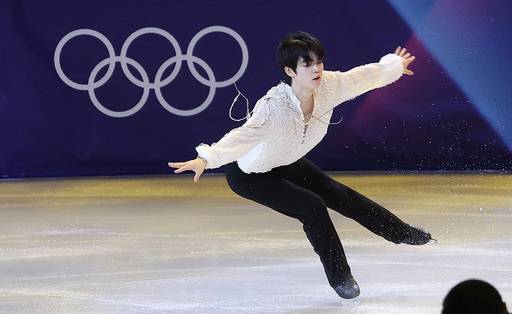 한국 남자 피겨 스케이팅을 대표한 차준환이 22일 이탈리아 밀라노 아이스스케이팅 아레나에서 열린 2026 밀라노ㆍ코르티나담페초 동계 올림픽 피겨스케이팅 갈라쇼에서 송소희가 부른 ‘낫 어 드림’에 맞춰 연기를 펼치고 있다. 밀라노=연합뉴스