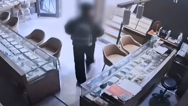 지난 12일 오후 종로 금은방을 운영하던 40대 남성이 퇴근하는 모습. YTN 보도화면 캡처