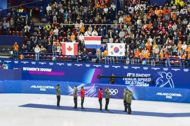 2026 밀라노·코르티나담페초 동계올림픽 쇼트트랙 여자 1000m 시상식에 네덜란드, 캐나다, 한국의 국기가 올라가는 모습. 밀라노 류재민 기자