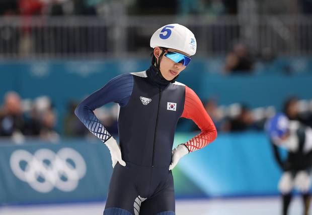 한국 스피드스케이팅 대표 정재원이 21일(현지 시간) 이탈리아 밀라노 스피드스케이팅 스타디움에서 열린 2026 밀라노·코르티나담페초 동계올림픽 스피드스케이팅 남자 매스스타트 결승에서 5위를 기록한 뒤 아쉬워하고 있다. 연합뉴스