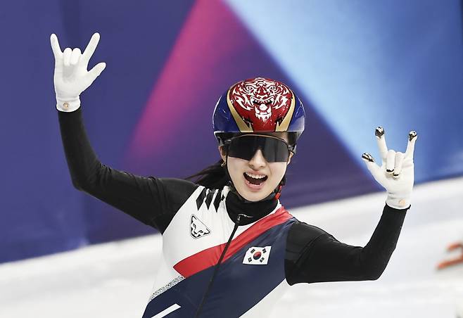 쇼트트랙 대표팀 김길리가 21일(한국시간) 이탈리아 밀라노 아이스스케이팅 아레나서 열린 2026밀라노·코르티나담페초동계올림픽 쇼트트랙 여자 1500m 결선에서 금메달을 차지한 뒤 세리머니를 하고 있다. 밀라노|뉴시스
