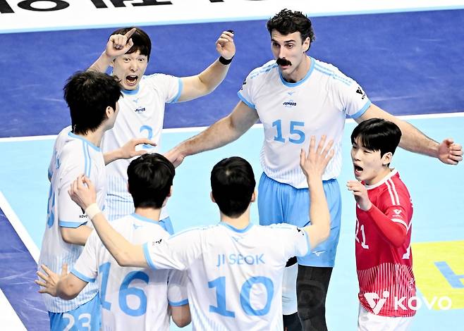 대한항공 선수들이 22일 인천계양체육관서 열린 V리그 홈경기에서 현대캐피탈을 상대로 팀 득점을 올린 뒤 서로를 격려하고 있다. 사진제공|KOVO