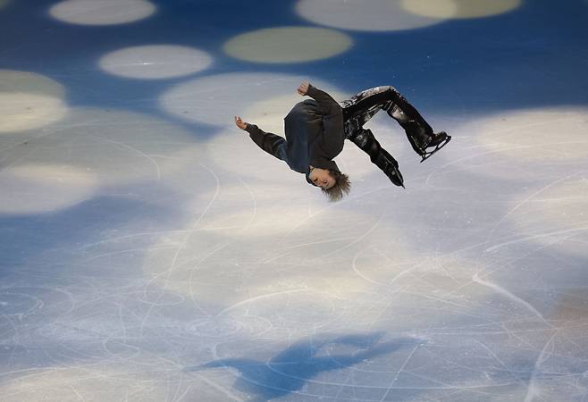 21일(현지시간) 이탈리아 밀라노 아이스스케이팅 아레나에서 열린 2026 밀라노ㆍ코르티나담페초 동계올림픽 피겨스케이팅 갈라쇼에서 미국의 일리야 말리닌이 연기를 펼치고 있다. 연합뉴스