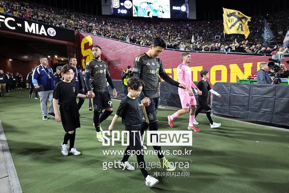 ▲ 손흥민과 리오넬 메시가 혈전을 벌인 가운데, 손흥민이 웃으며 개막전 승리를 챙겼다. LAFC가 22일 오전 11시 30분 미국 캘리포니아주 로스앤젤레스에 위치한 LA 메모리얼 콜리세움에서 열린 2026시즌 메이저리그사커(MLS) 개막전에서 인터 마이애미를 3-0으로 제압했다. ⓒ게티이미지
