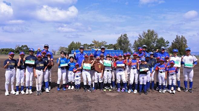 ▲ 삼성 라이온즈가 일본 오키나와 온나손 초·중 야구-소프트볼팀에 야구공을 선물했다. ⓒ삼성 라이온즈