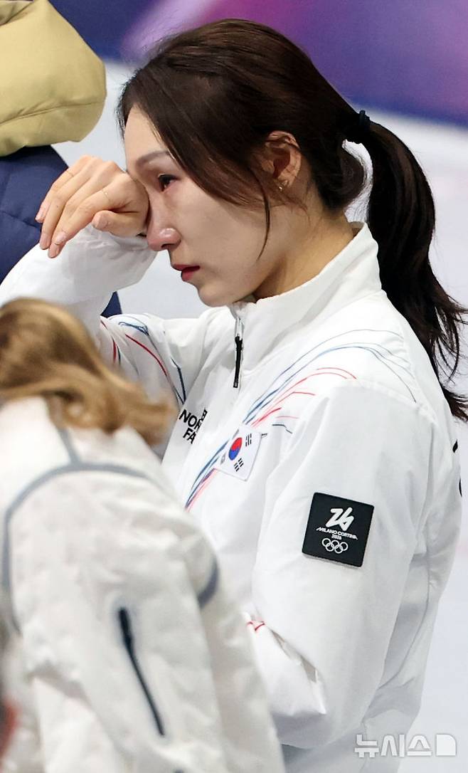 여자 1500m 은메달을 수확한 최민정이 시상식을 앞두고 눈물을 훔치고 있다. /사진=뉴시스