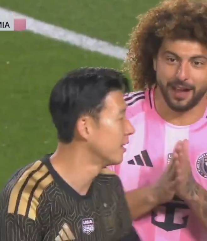 22일(한국시간) 미국 로스앤젤레스(LA)의 메모리얼 콜리세움에서 열린 2026 미국 프로축구 메이저리그사커(MLS) LAFC와 인터 마이애미의 개막전. 우루과이 막시밀리아노 팔콘이 손흥민에게 유니폼을 요청하고 있다. /사진=중계화면 캡처